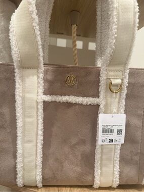 Lululemon boxy tote